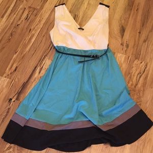 Sleeveless dress with belt